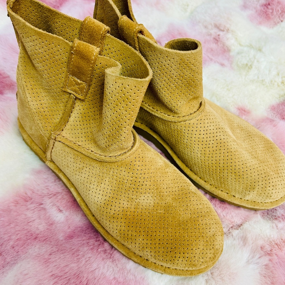 UGG Classic Unlined Mini Perf Tan Suede Ankle Boots 1016852 Size 7 Womens - Picture 3 of 7